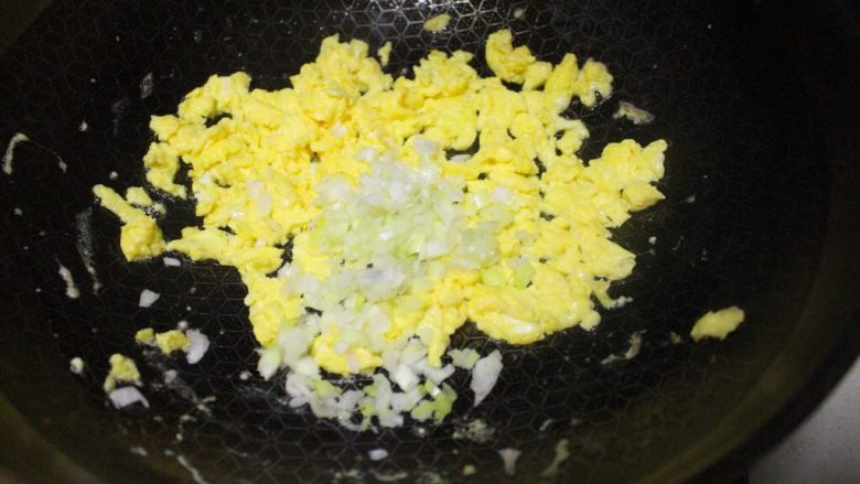 超好吃的胡萝卜鸡蛋木耳素包子,炒碎鸡蛋后关火，趁热放入葱花拌匀后取出