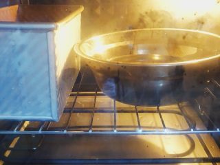 黑麦奇亚籽吐司（无油无糖）,烤箱内放一碗热水，37度发酵至模具8分满，我发了90分钟。