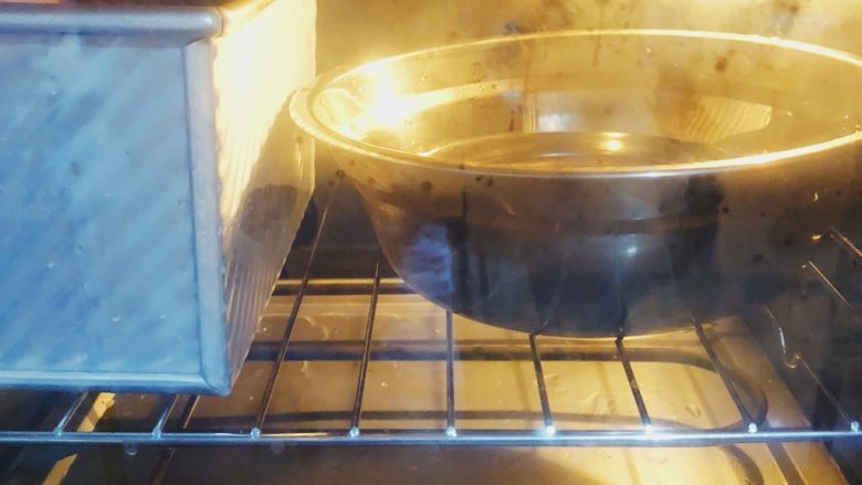 黑麦奇亚籽吐司（无油无糖）,烤箱内放一碗热水，37度发酵至模具8分满，我发了90分钟。