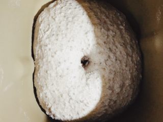 黑麦奇亚籽吐司（无油无糖）,发酵好后，用手指蘸干面粉，戳下去。面团不回缩，不塌陷即发酵完成。