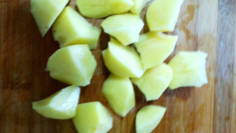 东北特色土豆炖莴瓜,莴瓜切块备用