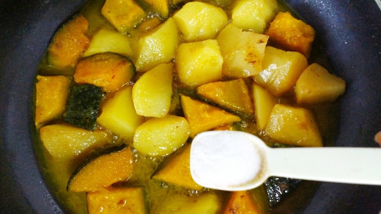 东北特色土豆炖莴瓜,汤汁浓稠，加一小勺盐