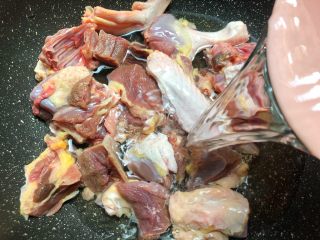 魔芋烧鸭,鸭肉放入锅里，倒入和鸭肉齐平的水，把水煮开