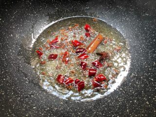 魔芋烧鸭,锅里放入适量烧热，放入八角、桂皮、花椒、干辣椒小火炒出香味