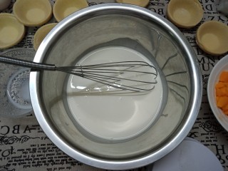 芒果蛋挞,把淡奶油，牛奶，糖，炼乳全部倒入一个盘子里