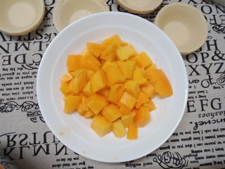芒果蛋挞,芒果切成小丁，用的是很大只澳芒，这个根据芒果的大小确定芒果数哈