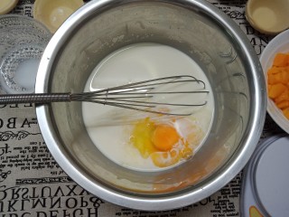 芒果蛋挞,降温后的蛋挞液加入鸡蛋，