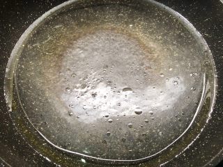 蒜蓉秋葵,锅里放入半锅水烧开，倒入一勺油，一勺油