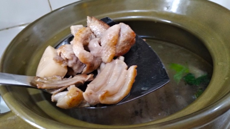 酸萝卜老鸭汤,将鸭肉和酸萝卜舀到砂锅中，倒入适量的清水。
