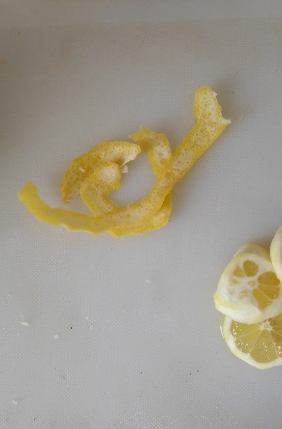 柠香小饼干,刮下柠檬表皮的黄色部分，用小刀把带下的内侧白色部分刮掉，然后切成碎屑。