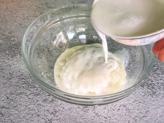 辅食11M➕：芒果糯米饭,将蒸好的糯米放入容器里，倒入准备好的椰浆，静置10-15分钟