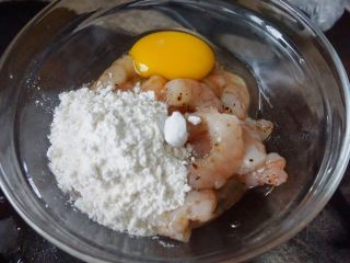 软炸芋香味盐田虾仁,冷藏好后加入生粉、面粉、 小苏打、鸡蛋