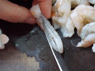 软炸芋香味盐田虾仁,2、虾仁洗净后用小刀去除虾线