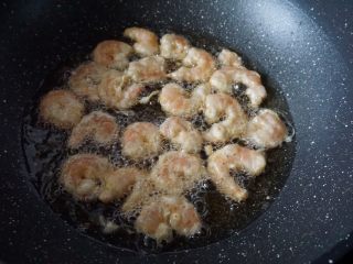软炸芋香味盐田虾仁,芋头炸好后捞出沥油，同样快速一个一个放入虾仁炸