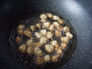 软炸芋香味盐田虾仁,锅里热油后放入芋头炸熟，注意要快速一个一个的放入