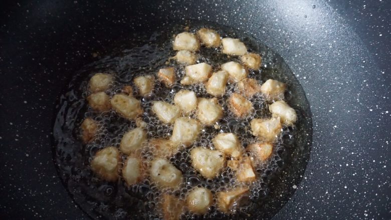 软炸芋香味盐田虾仁,锅里热油后放入芋头炸熟，注意要快速一个一个的放入
