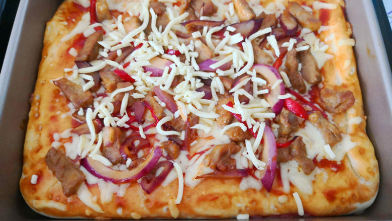 烤肉披萨,取出把剩余的马苏里拉撒上，再原温度烤5分钟左右至马苏里拉化掉就可以了，
