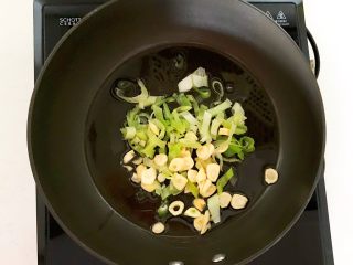 5分钟快手菜  干煸有机菜花,加入蒜片和葱花，煸炒出香味