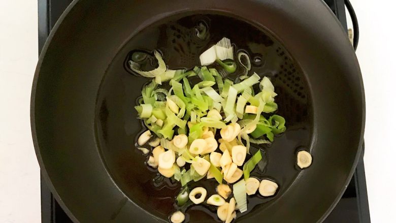 5分钟快手菜  干煸有机菜花,加入蒜片和葱花，煸炒出香味