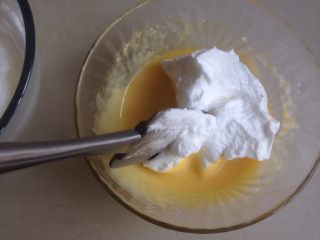 蜜红豆蛋糕,取三分之一打发好的蛋白霜到蛋黄糊里，从底部向上翻拌并且切拌均匀。
