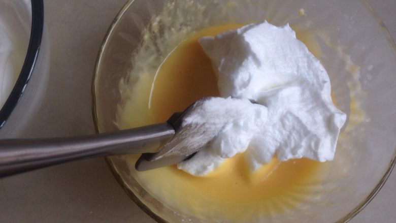 蜜红豆蛋糕,取三分之一打发好的蛋白霜到蛋黄糊里，从底部向上翻拌并且切拌均匀。