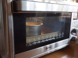蜜红豆蛋糕,放入已经预热好上火120下火140的东菱K40C烤箱最下层，烘烤50分钟左右。