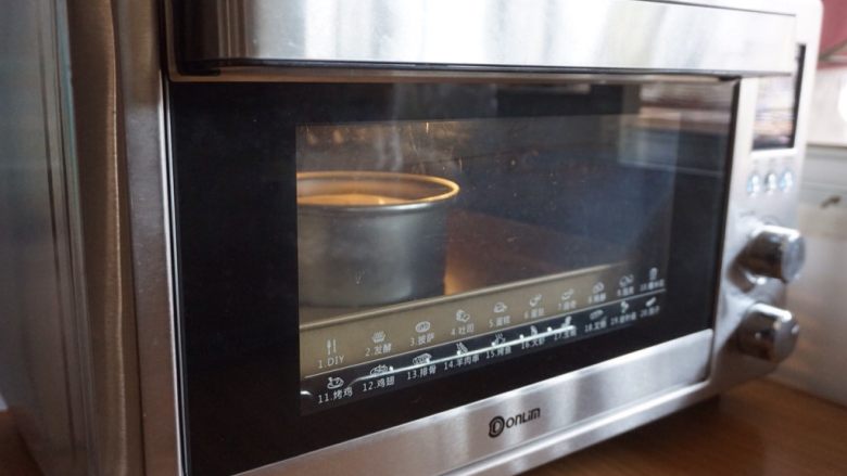 蜜红豆蛋糕,放入已经预热好上火120下火140的东菱K40C烤箱最下层，烘烤50分钟左右。