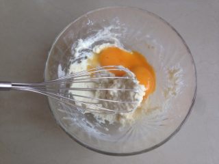 蜜红豆蛋糕,拌至不见干粉，将蛋黄放入