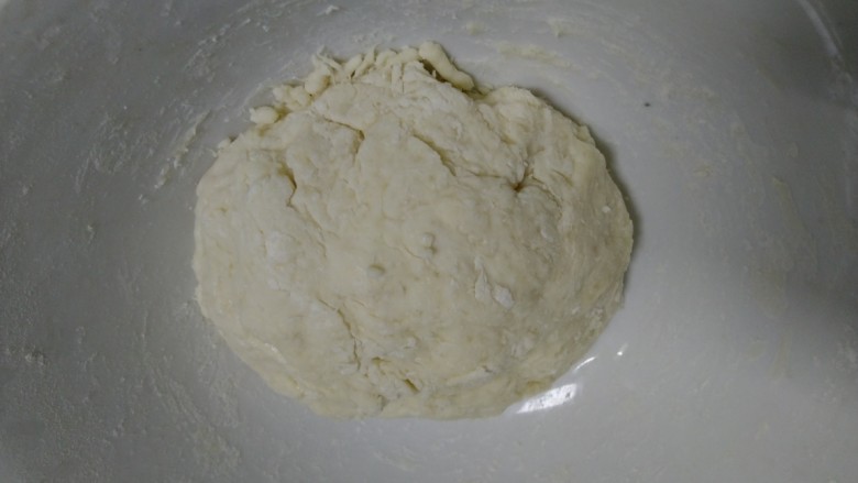 甜味盘丝饼,用手活成比较软的面团，盖上保鲜膜醒面30分钟。