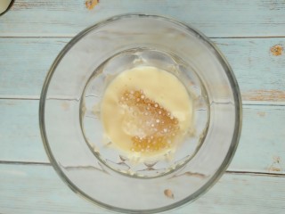 酸奶芒果西米露,加入适量西米，铺上剩下的芒果即可。