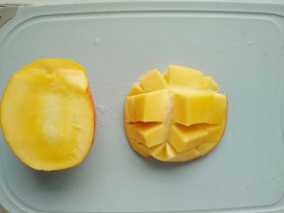 酸奶芒果西米露,芒果从核的边缘切开，切成图片上的样子。
