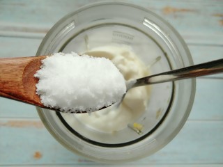 酸奶芒果西米露,根据自己口味加入适量白糖。启动榨汁机。