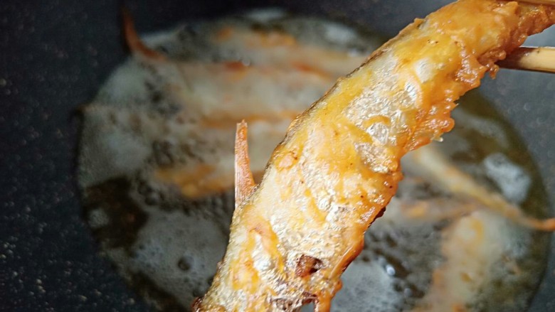 香酥凤尾鱼,油炸成两面金黄就可以。