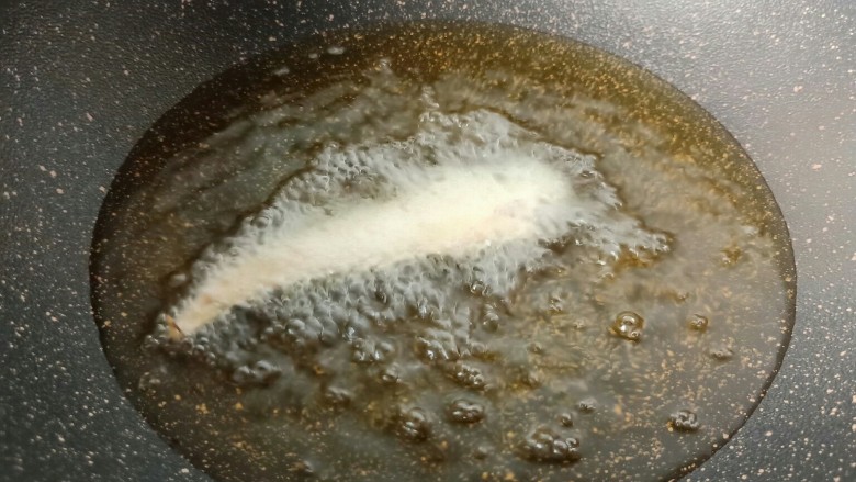 香酥凤尾鱼,锅里倒入适量的加拿大芥花油，油温5成热放入凤尾鱼油炸。加拿大芥花油用来油炸，完全没有油烟味。