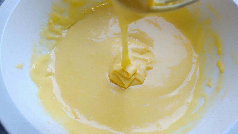 芒果奶油蛋糕,用打蛋器划z字形搅拌均匀即可。