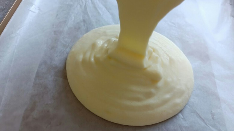 芒果奶油蛋糕,搅拌面糊时开始预热烤箱，175度预热10分钟，分三分之一的蛋清到蛋黄糊，用翻拌刀上下翻拌均匀。拌好的面糊倒入剩余的蛋清中，还是用翻拌刀上下翻拌均匀即可。