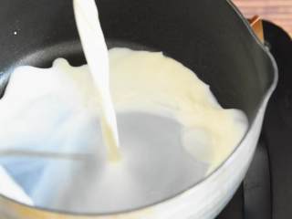 抹茶白巧克力欧蕾，夏日消暑最佳饮品之一,牛奶倒入锅中。