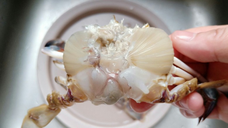 螃蟹炒年糕,打开螃蟹壳，去除螃蟹的腮。