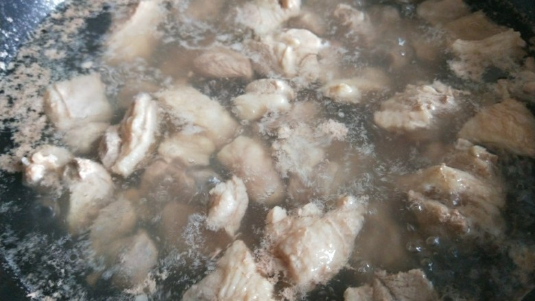 砂锅炖羊肉,锅中放入半锅水烧开，倒入羊肉煮开。