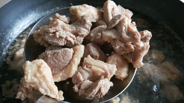 砂锅炖羊肉,直接捞出来放入砂锅。