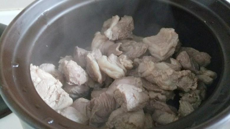 砂锅炖羊肉,把砂锅放在气灶上。