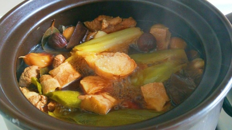 砂锅炖羊肉,大火烧开转小火慢炖一个多小时即可出锅。