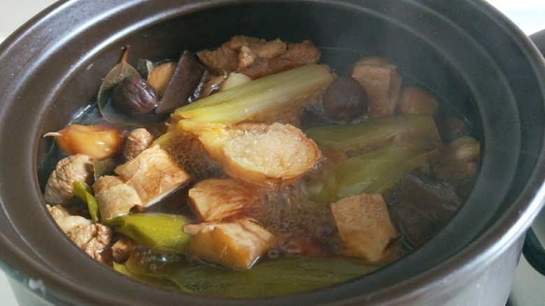 砂锅炖羊肉,在加入开水，水和肉平即可。