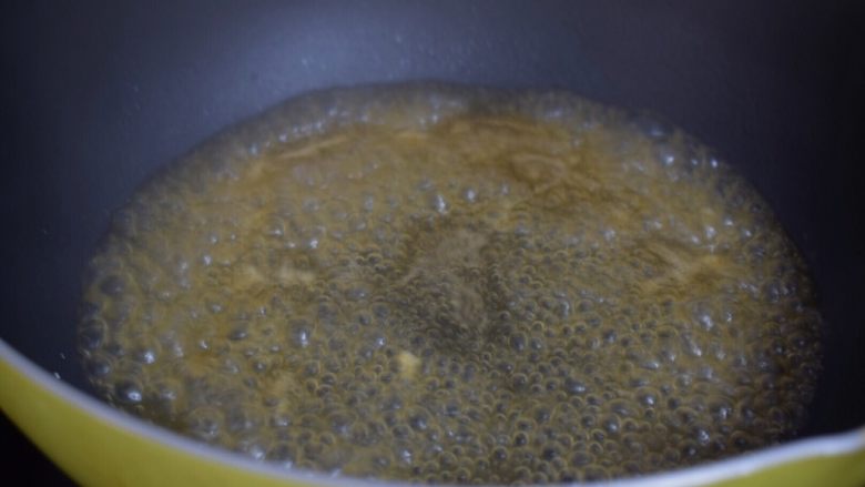 蒜蓉蒸金针菇,把蒸好的金针菇的汤汁倒回锅中，加入水淀粉，烧至浓稠