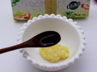 秋葵凉拌虾仁,把捣好的蒜泥放到碗里，加入味极鲜酱油和芝麻油