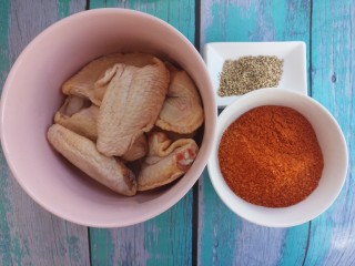 家庭版奥尔良烤翅,先准备好鸡翅，洗干净，再准备80g新奥尔良腌料，和一小碟芝麻。