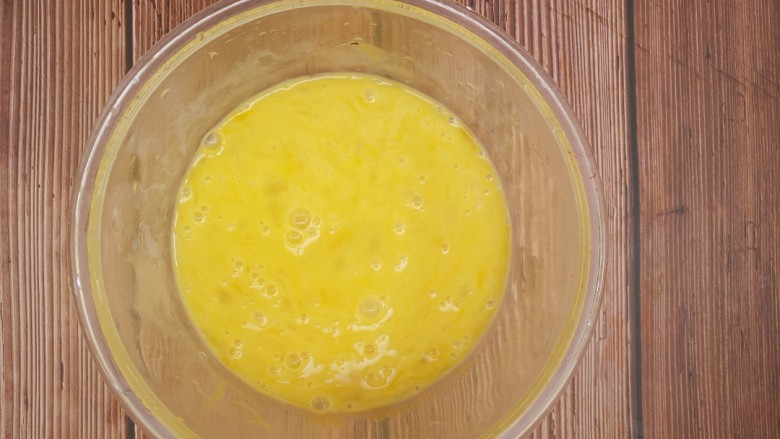 青椒洋葱鸡蛋饼,搅拌均匀。