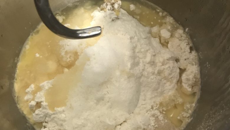 中种红糖枣泥吐司,把主面团所有食材和切小块的中种面团一起放入搅拌桶里。