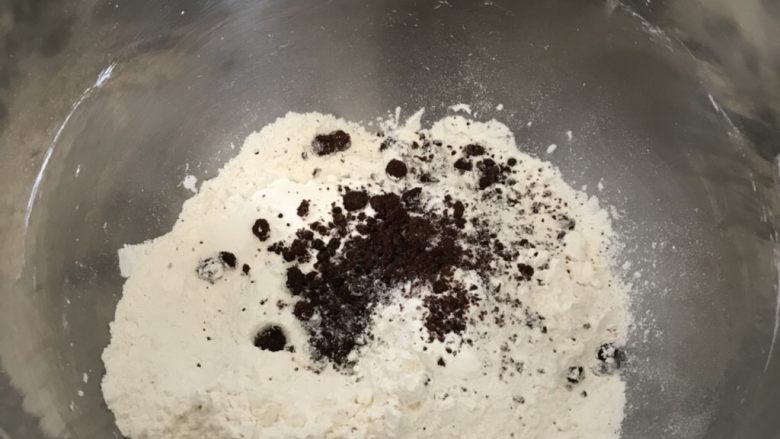 中种红糖枣泥吐司,中种食材一起放入厨师机搅拌桶里。