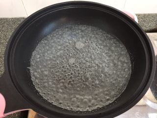 蚝油生菜,热锅加水，盖上防溢锅盖烧开
